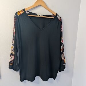 Weekend Suzanne Betro 2X Black V-Neck Top with Printed Raglan Sleeves